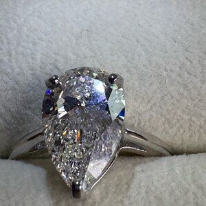 Pear-Shaped White Gold Diamond solitaire Solitaire Ring